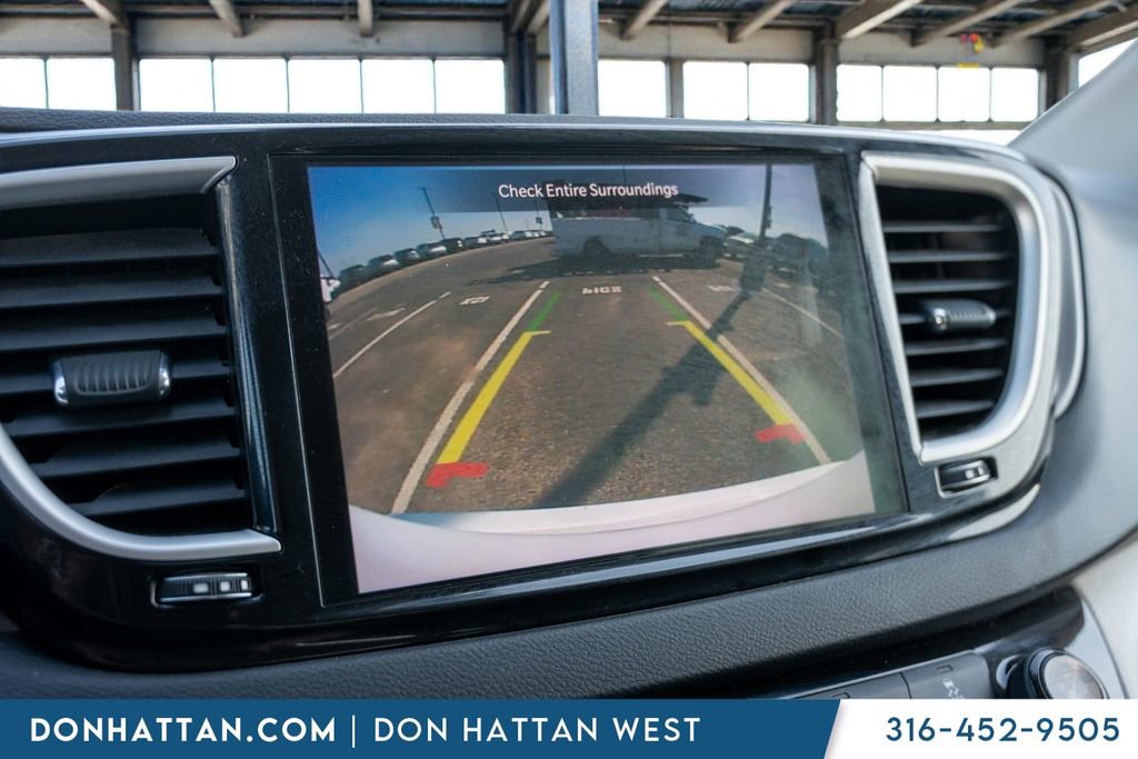 Used 2022 Chrysler Pacifica Touring-L image 18