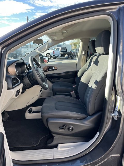 Used 2019 Chrysler Pacifica Touring image 32