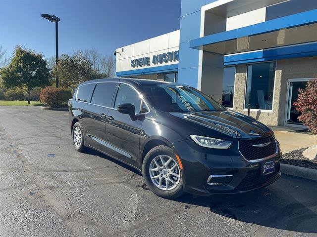 Used 2023 Chrysler Pacifica Touring-L FWD image 1