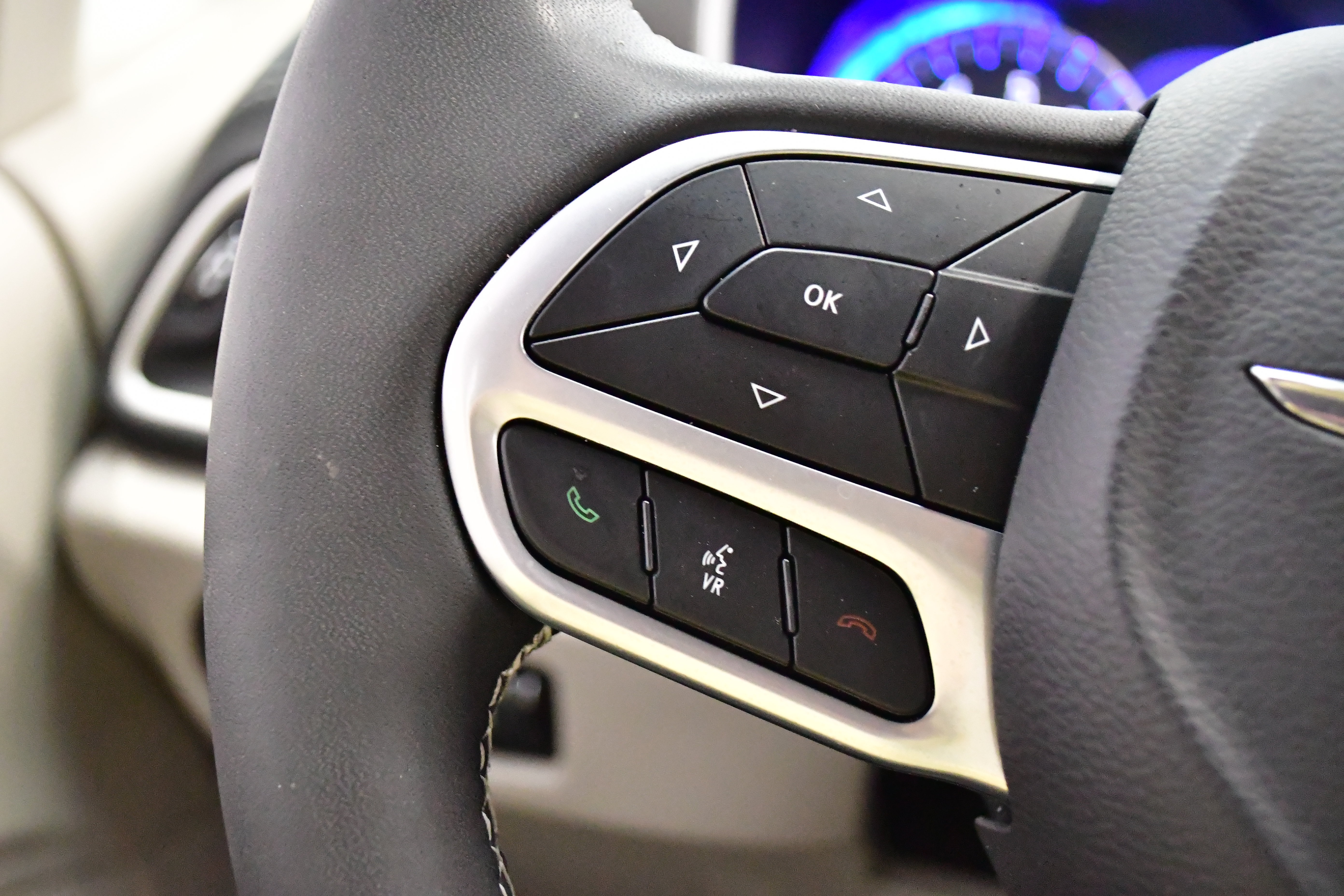 Used 2023 Chrysler Pacifica Touring-L w/ Uconnect Theater Family Group FWD image 26