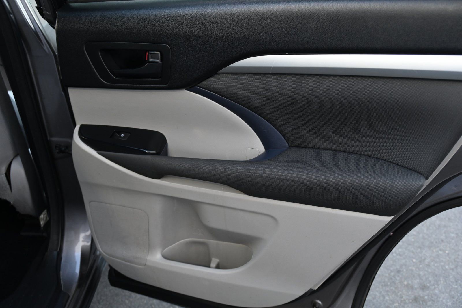 Used 2017 Toyota Highlander LE image 16