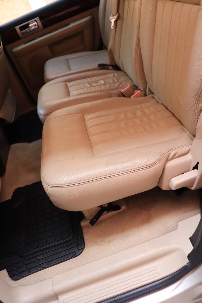 Used 2006 Lincoln Navigator Luxury RWD image 41