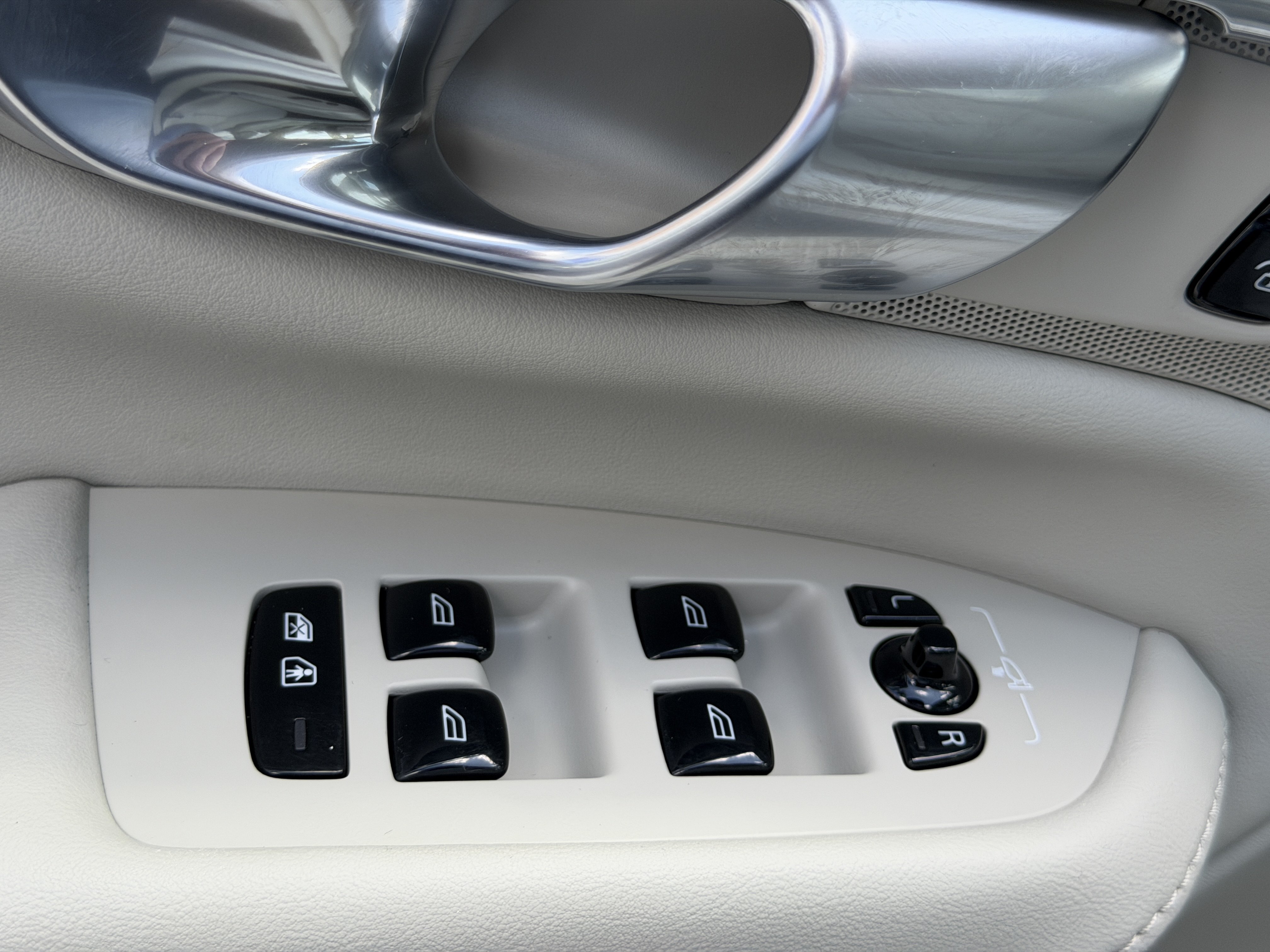 Certified 2024 Volvo XC90 T8 Plus AWD/4WD image 19
