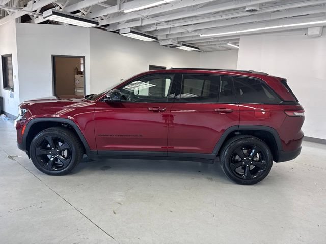 Used 2023 Jeep Grand Cherokee Altitude AWD/4WD image 7