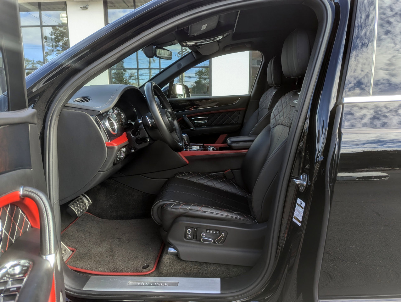 Used 2018 Bentley Bentayga Mulliner image 13