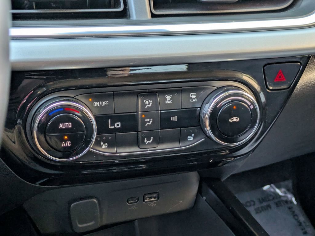 Used 2025 Chevrolet Trax LT w/ LT Convenience Package image 17