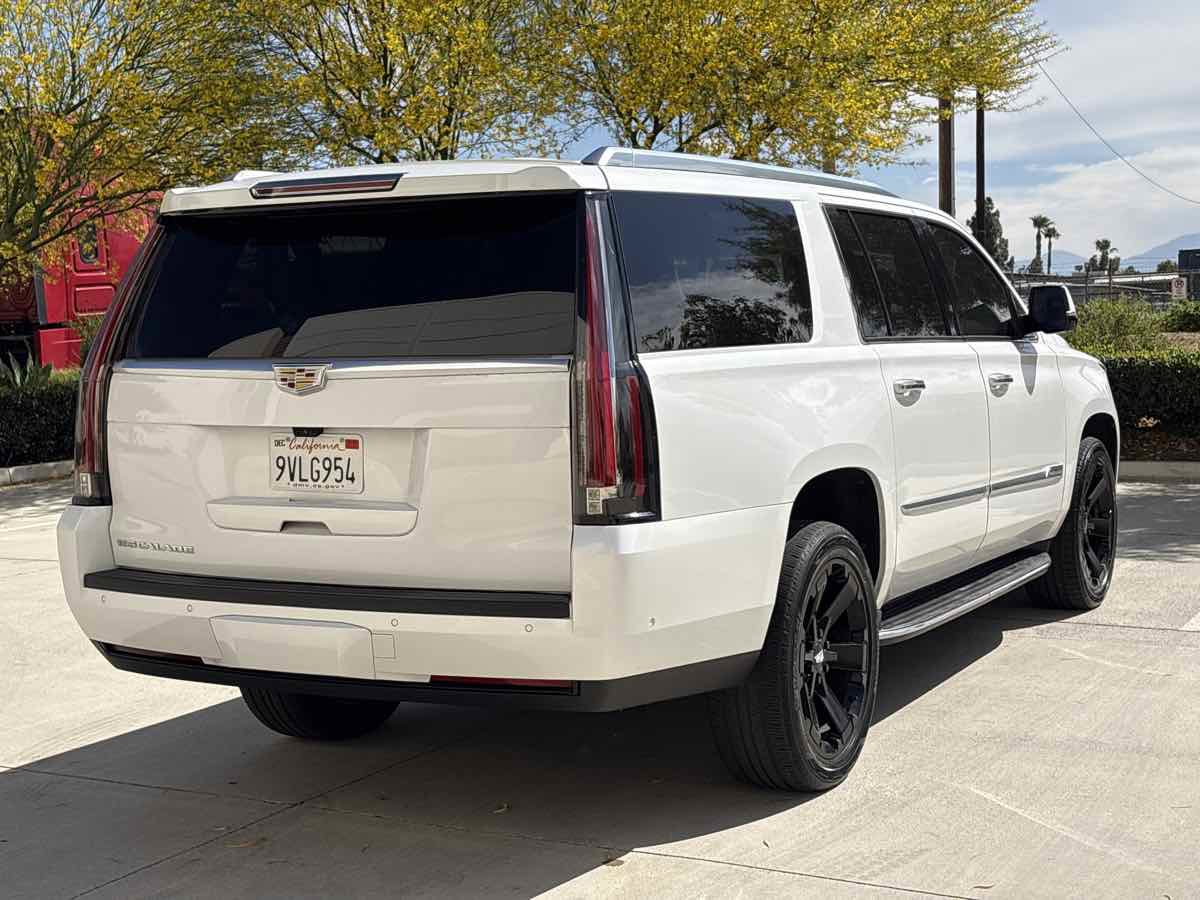 Used 2019 Cadillac Escalade ESV Luxury AWD/4WD image 3