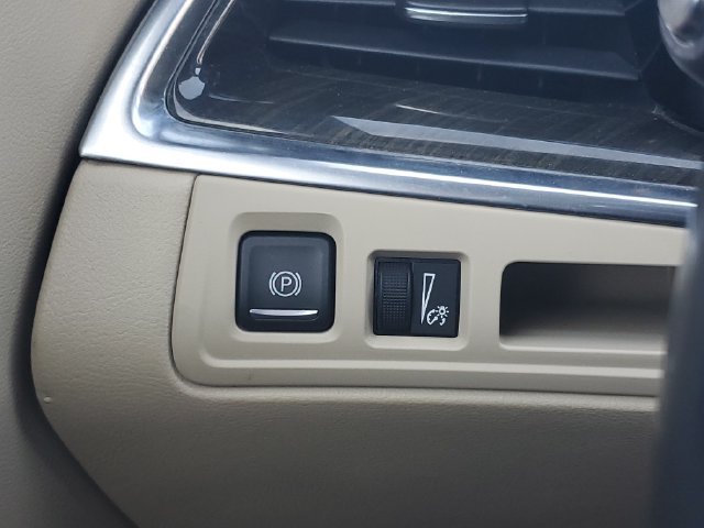 Used 2018 Cadillac XT5 FWD image 19