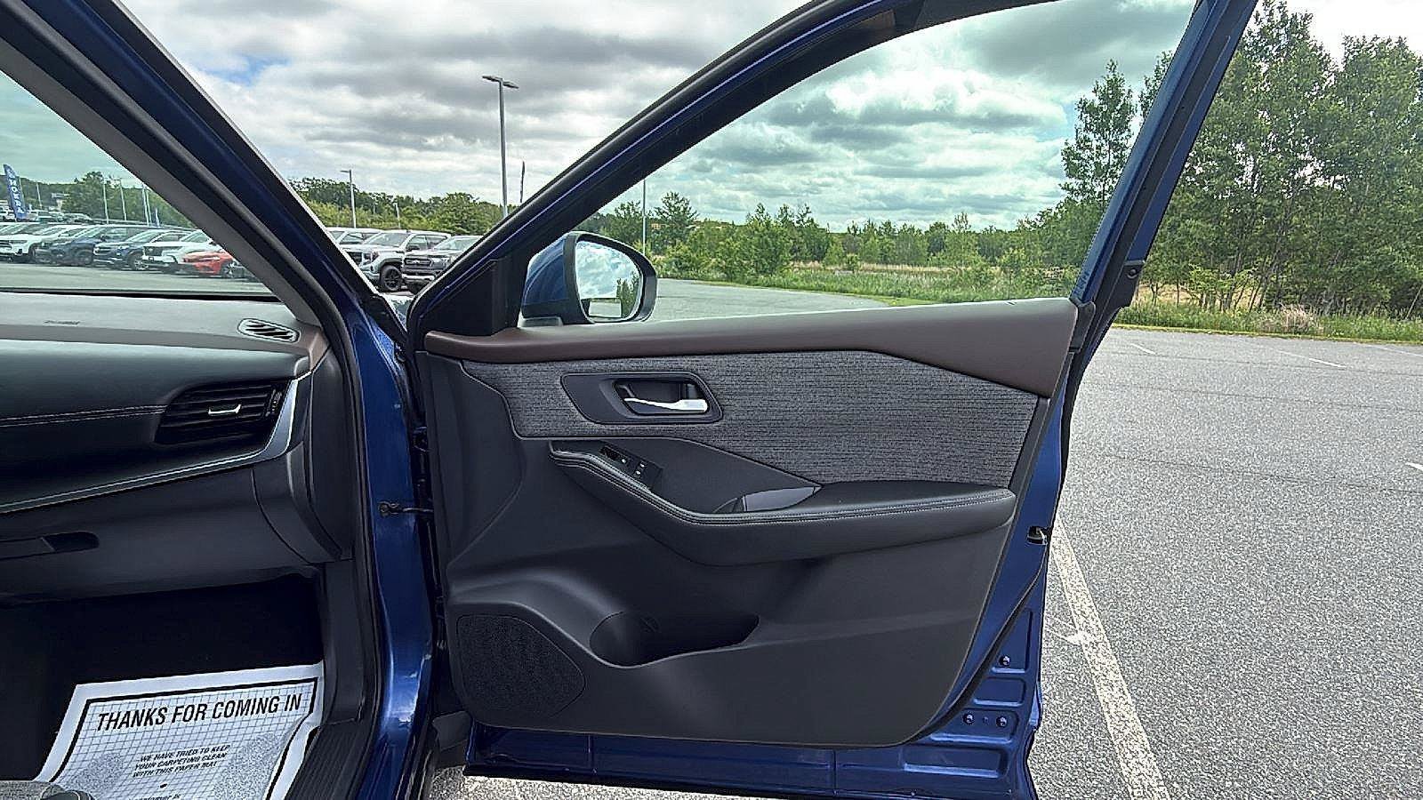 Used 2022 Nissan Rogue SV FWD image 17