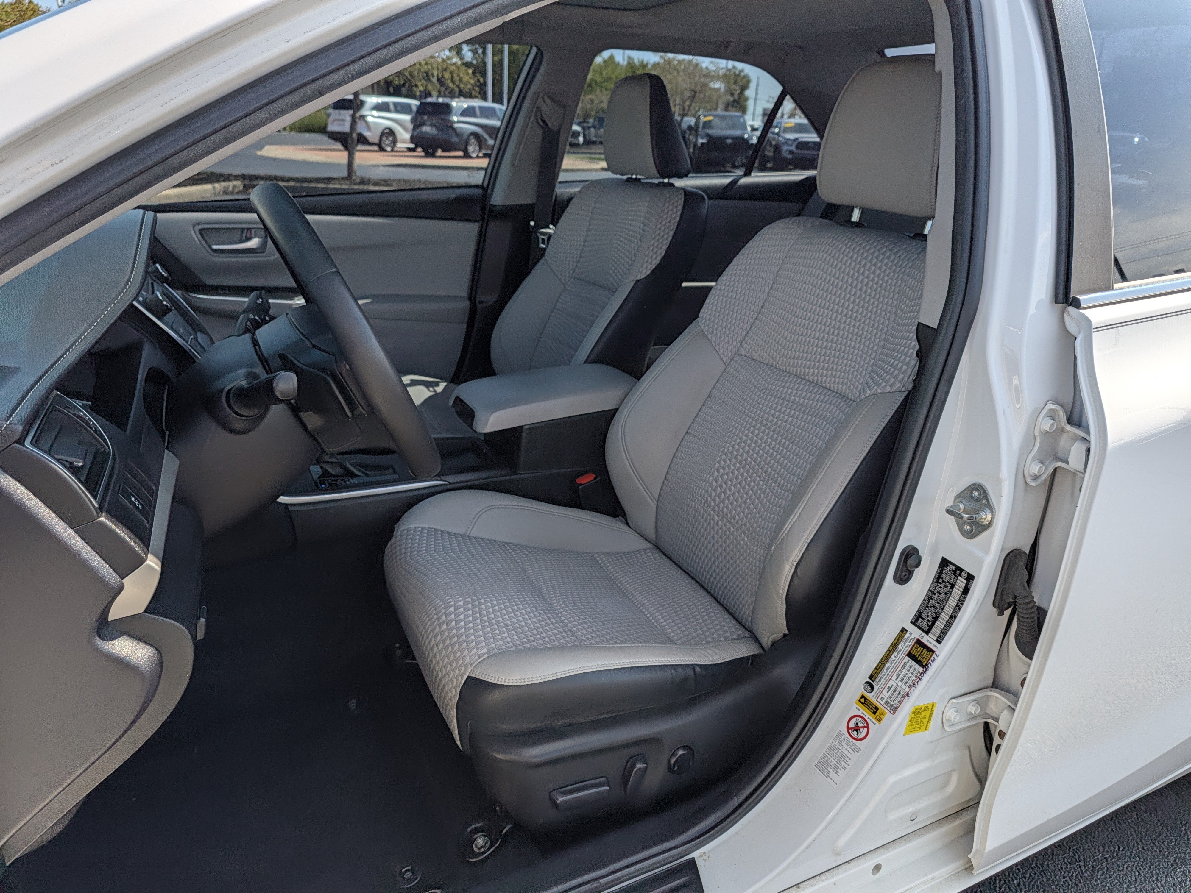 Used 2015 Toyota Camry SE w/ Moonroof Package FWD image 14