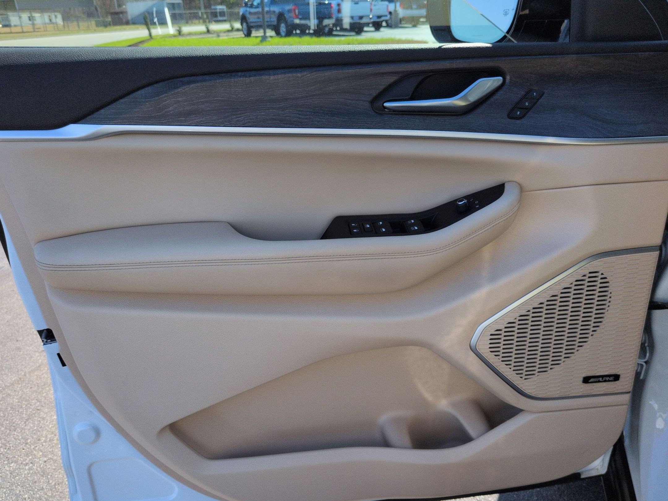 Used 2024 Jeep Grand Cherokee Limited w/ Luxury Tech Group II image 10