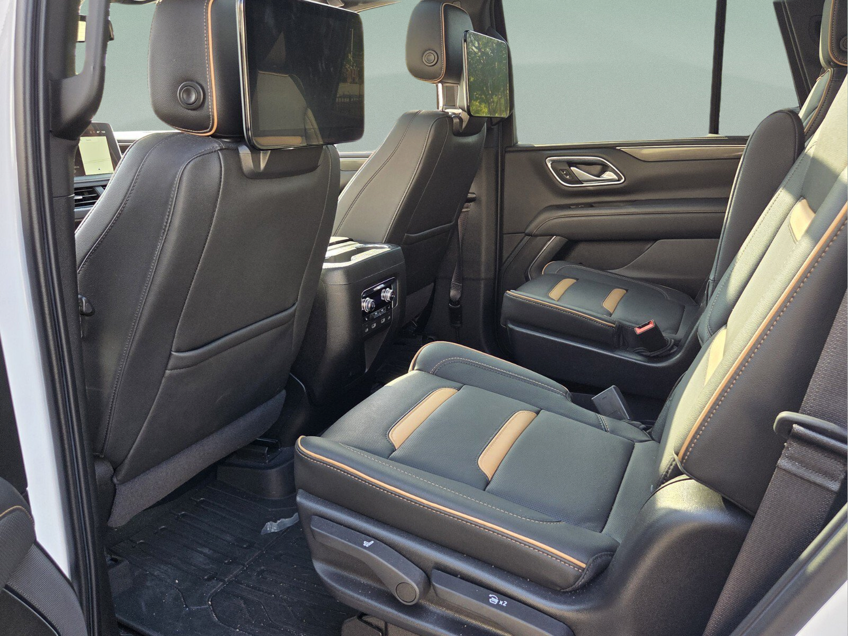 Used 2022 GMC Yukon AT4 w/ AT4 Premium Plus Package AWD/4WD image 10