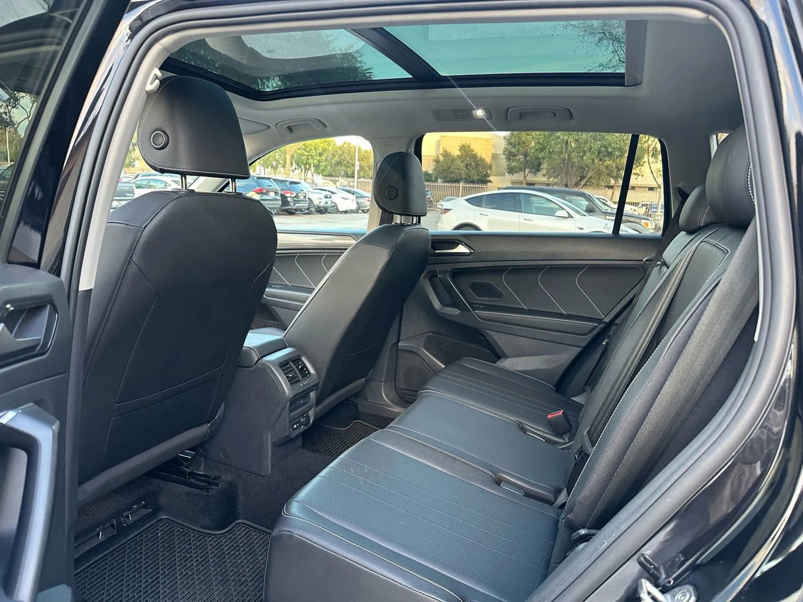 Used 2023 Volkswagen Tiguan SE w/ Panoramic Sunroof Package image 11