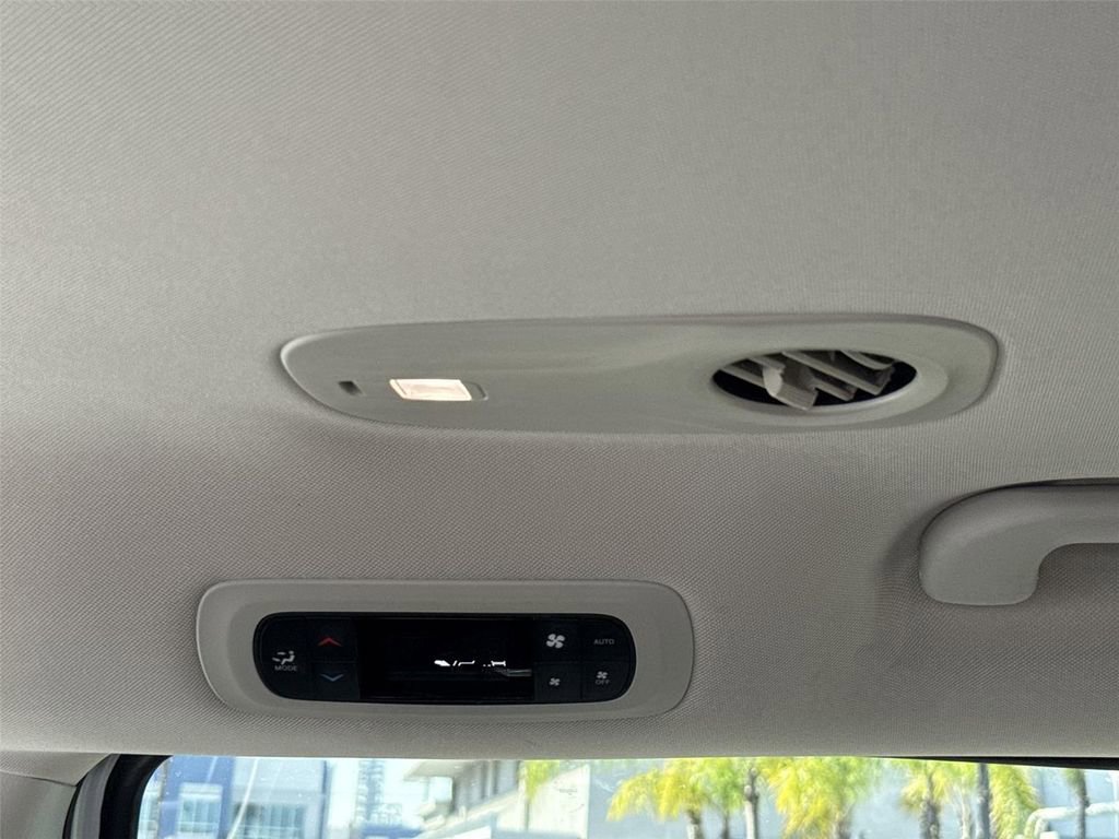 Used 2023 Chrysler Pacifica Touring-L image 19