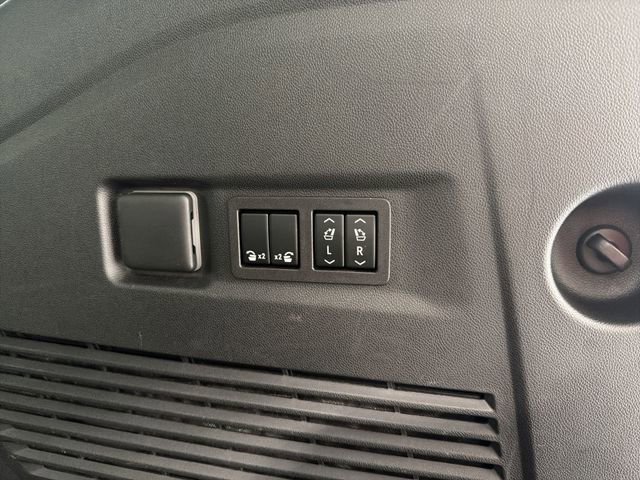 Used 2023 Chevrolet Suburban RST w/ Luxury Package image 18