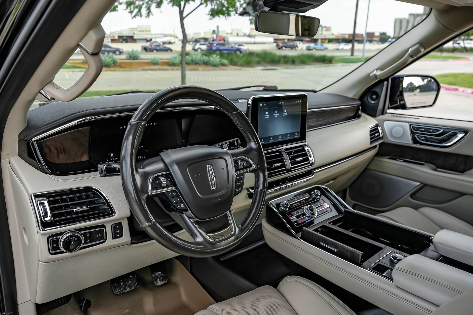 Used 2020 Lincoln Navigator L Reserve w/ Equipment Group 208A Reserve AWD/4WD image 3