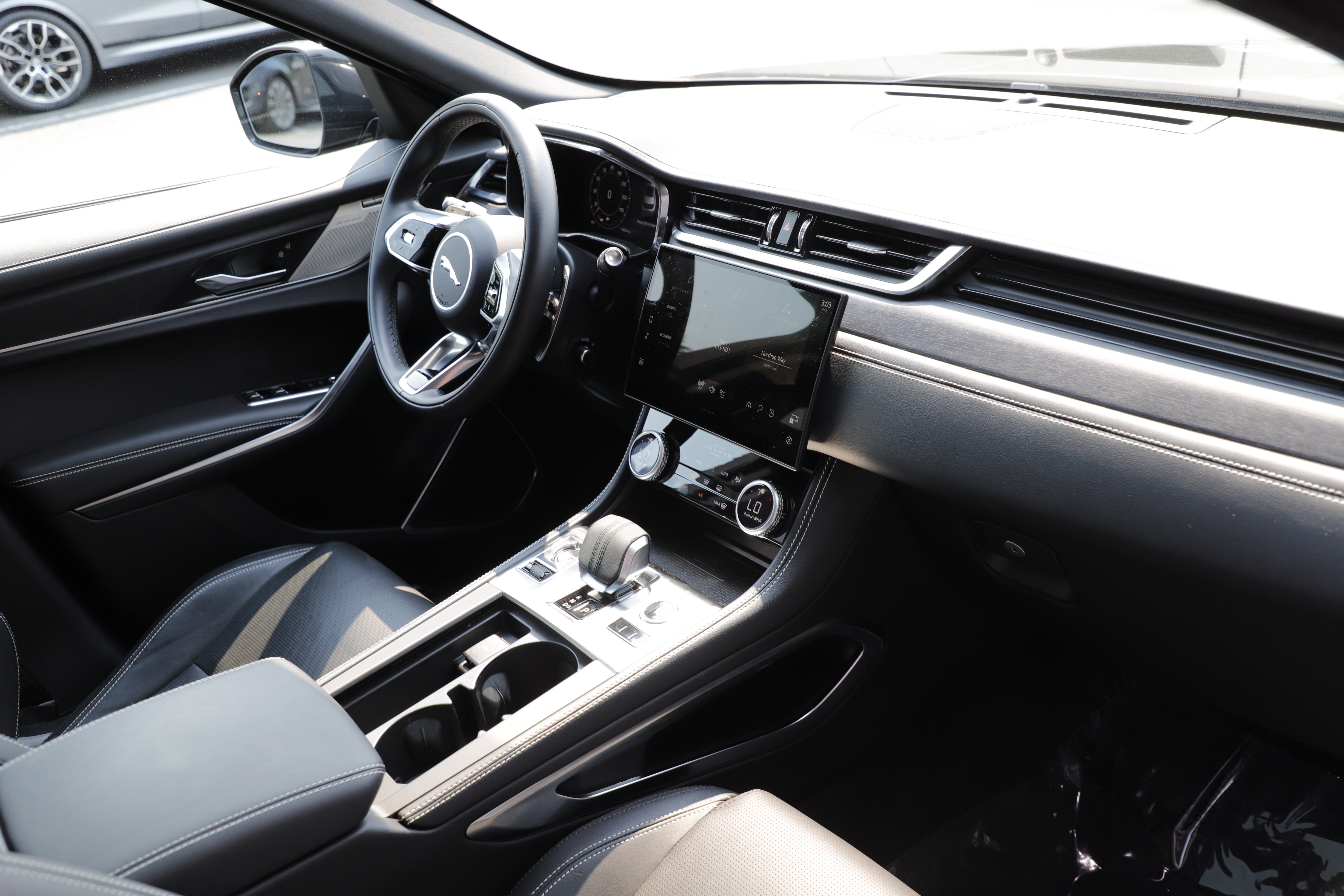 Certified 2025 Jaguar F-PACE R-Dynamic S AWD/4WD image 8