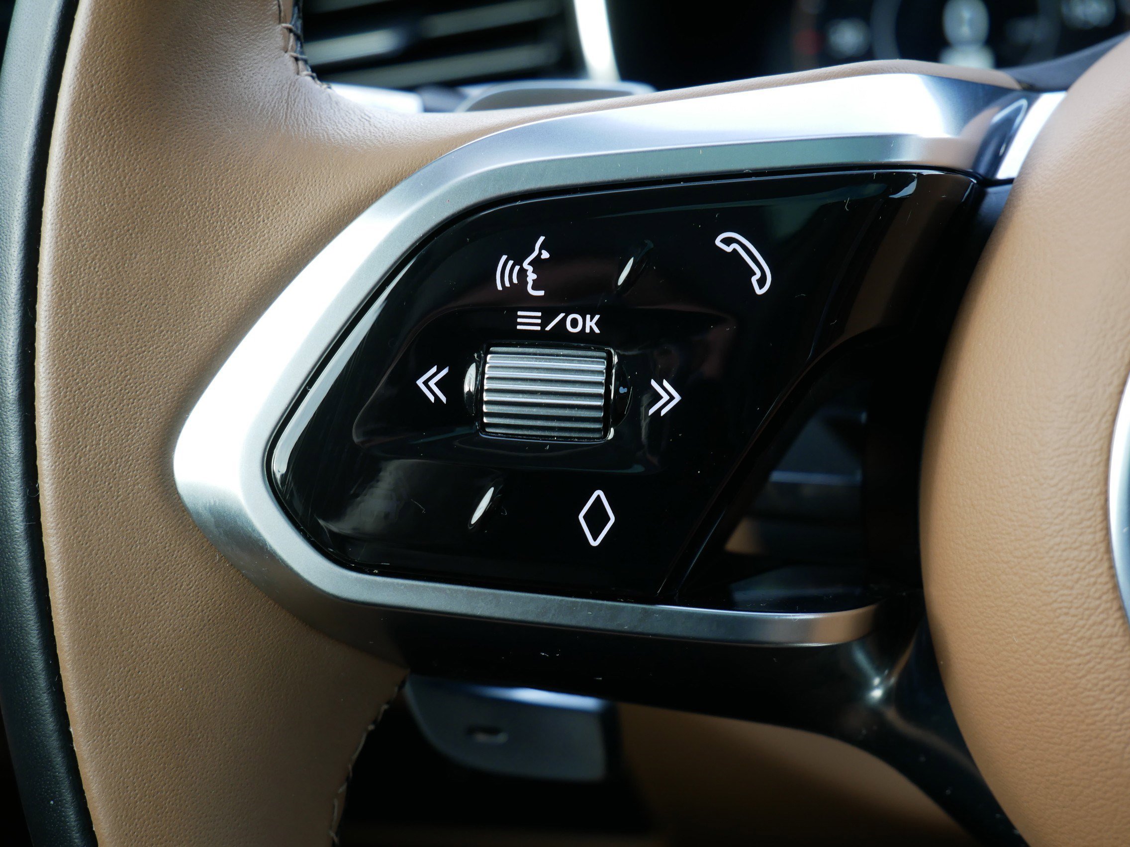 Used 2021 Jaguar XF SE image 21