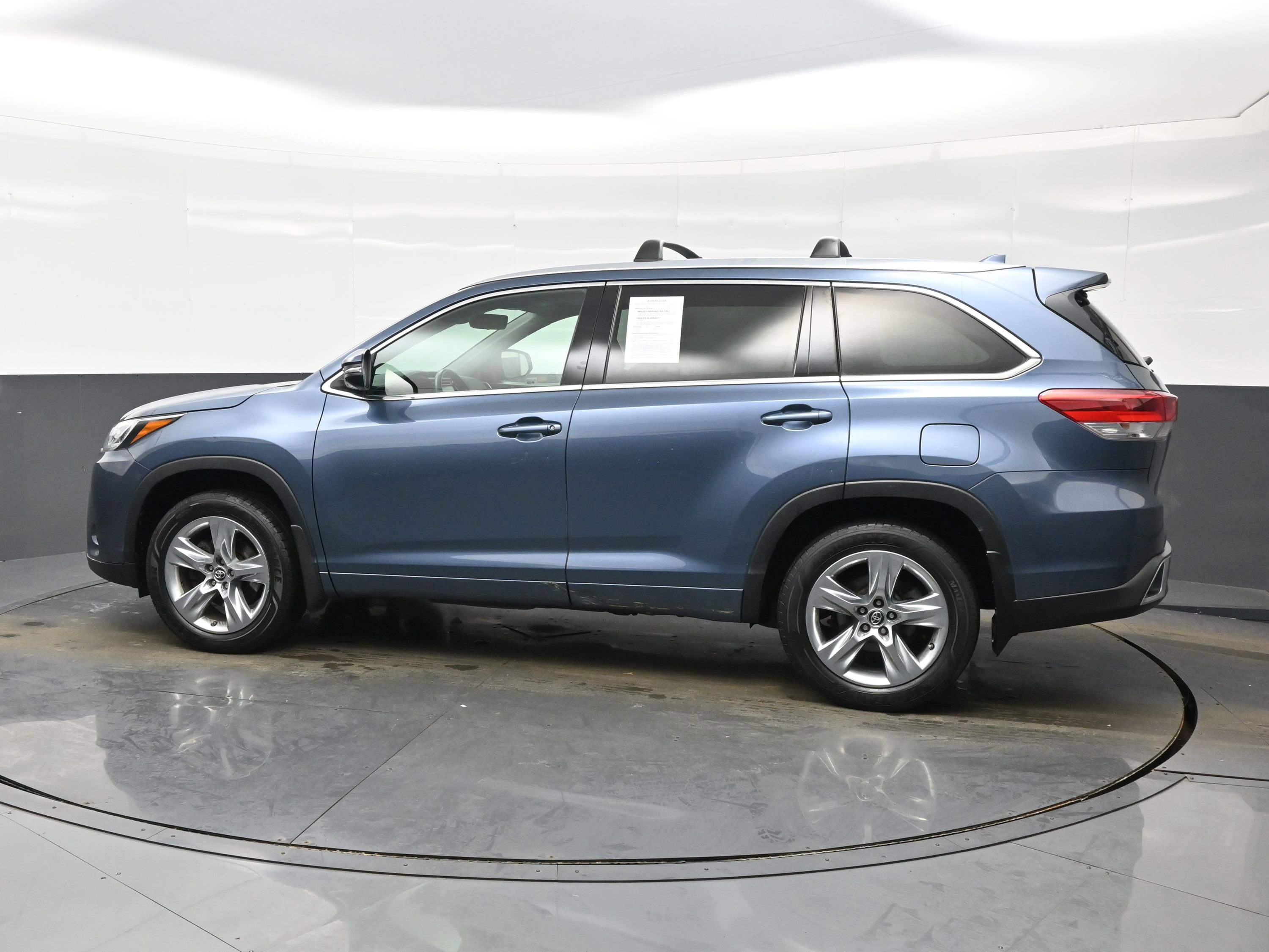 Used 2017 Toyota Highlander Limited image 3