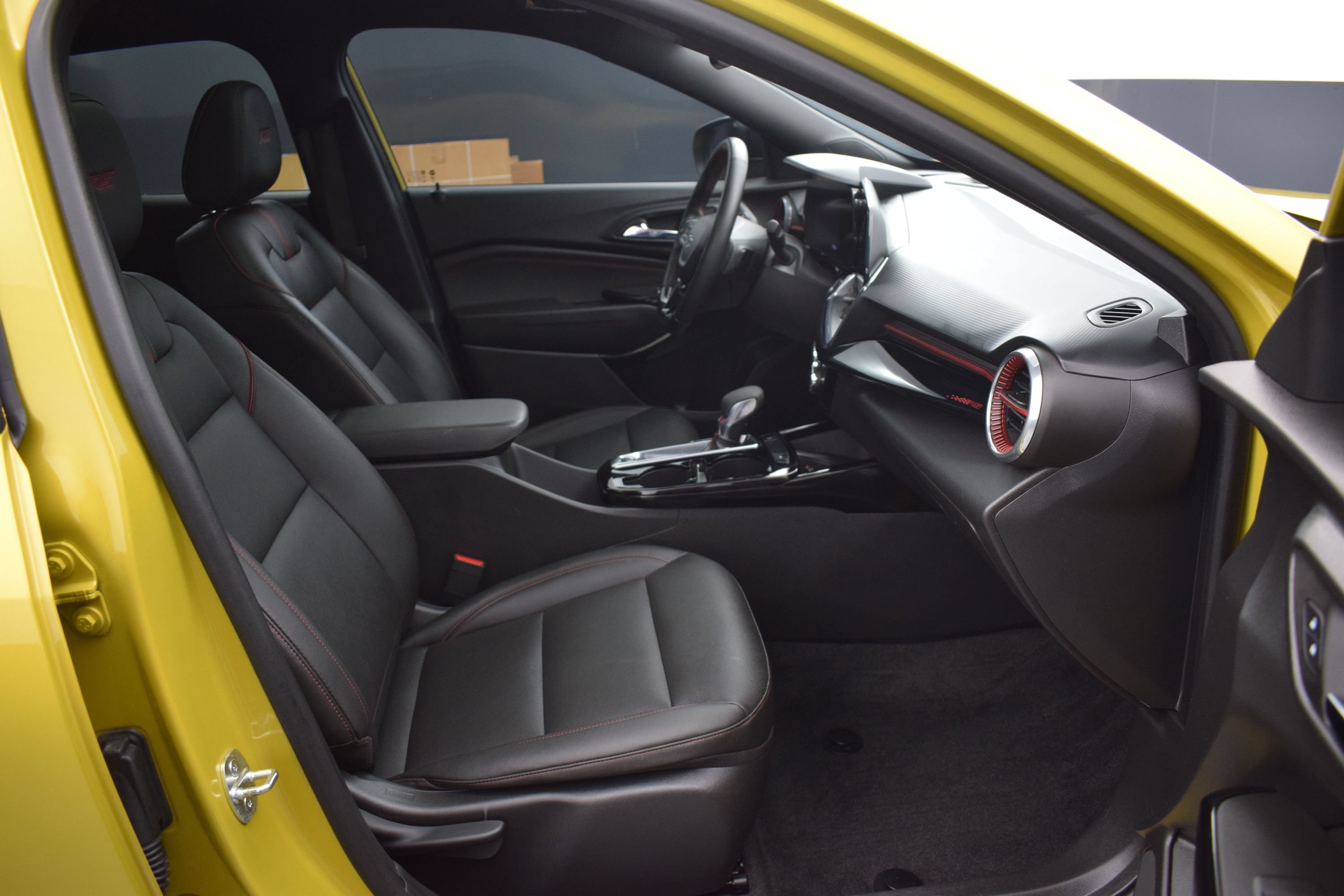 Used 2024 Chevrolet Trax RS w/ Sunroof Package FWD image 10