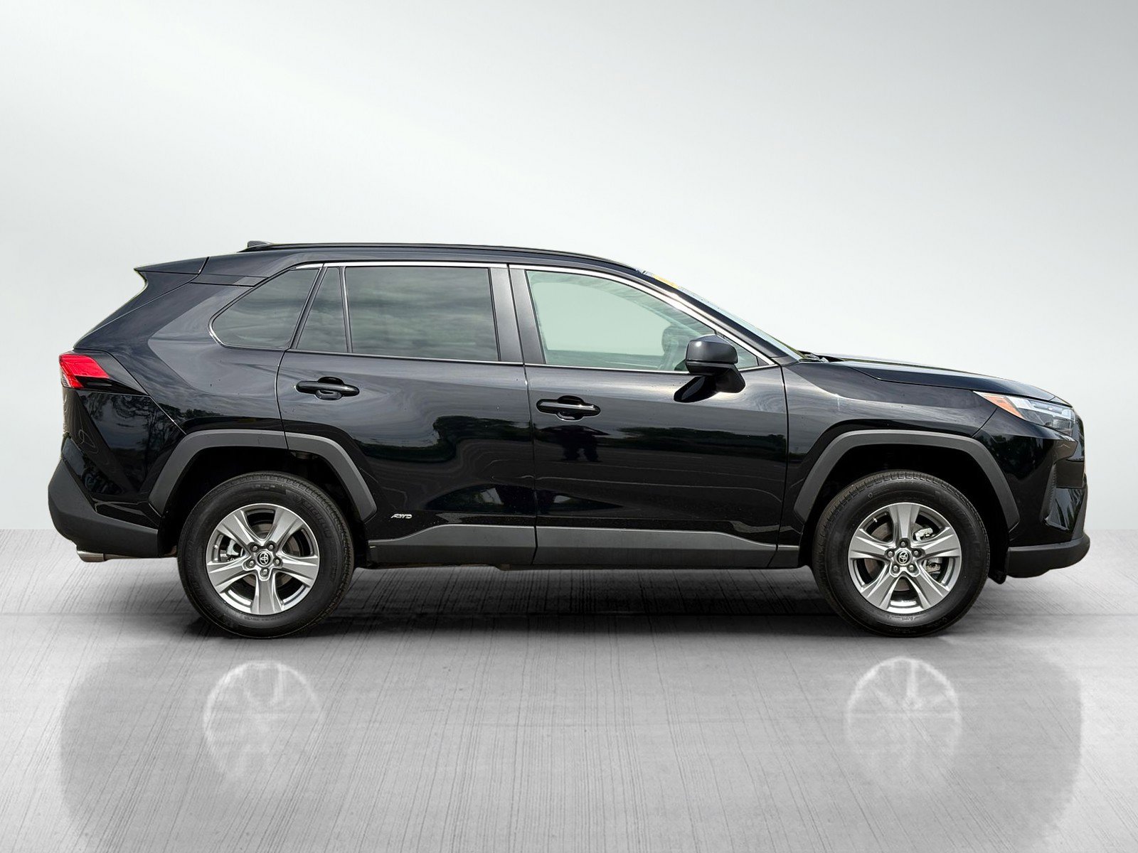 Used 2024 Toyota RAV4 LE AWD/4WD image 8