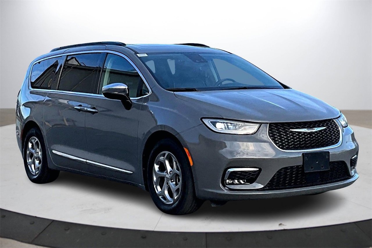 Certified 2023 Chrysler Pacifica Limited image 2