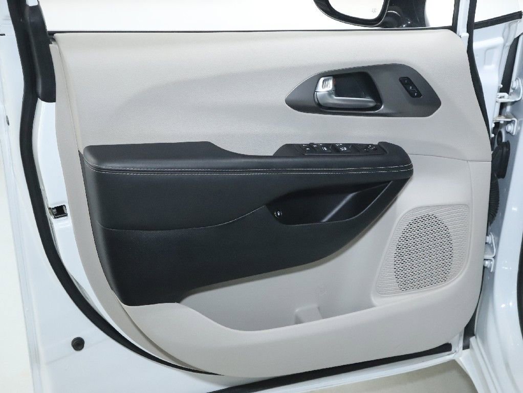 Used 2024 Chrysler Pacifica Select image 15