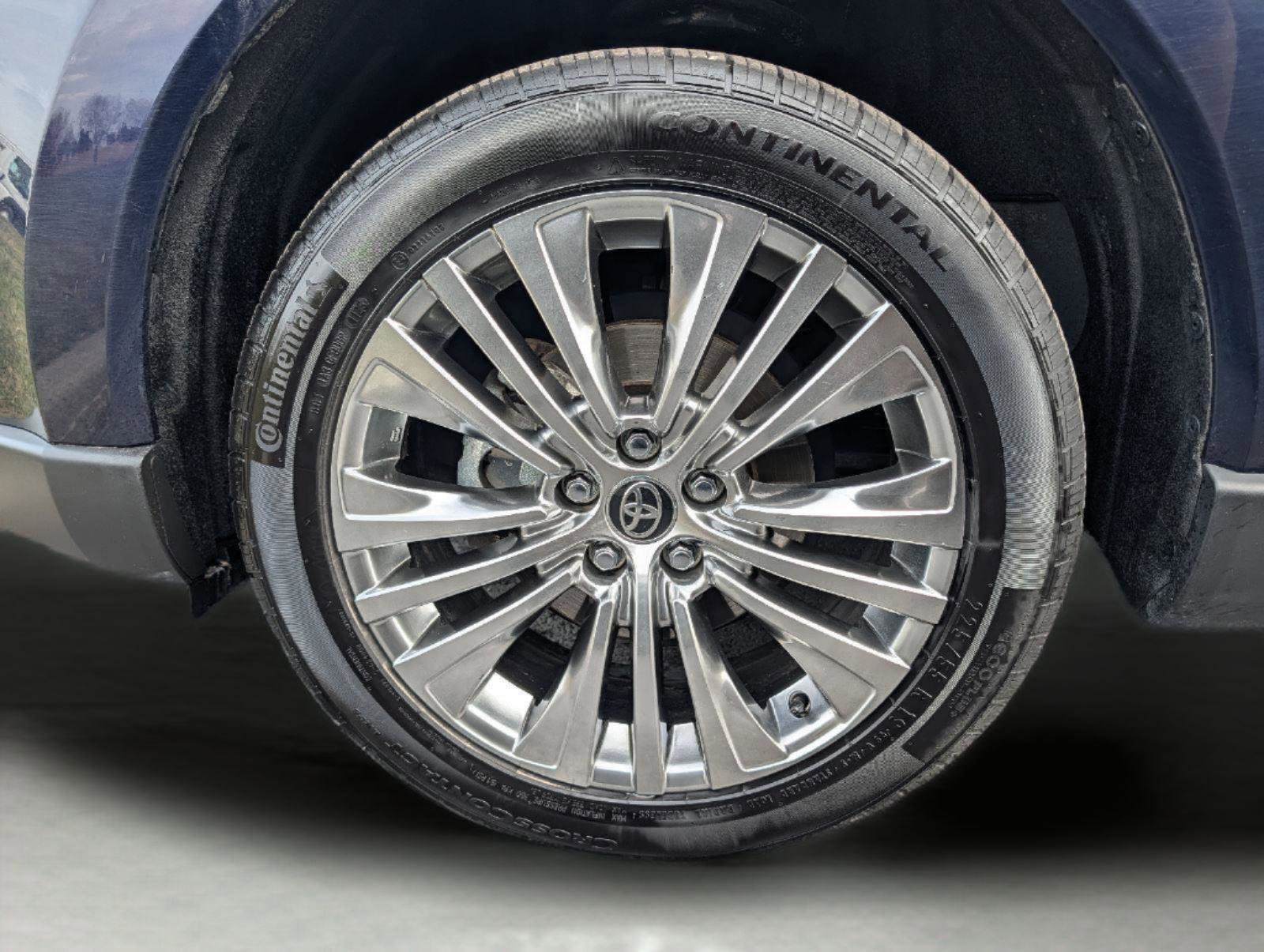 Used 2023 Toyota Venza Limited image 7