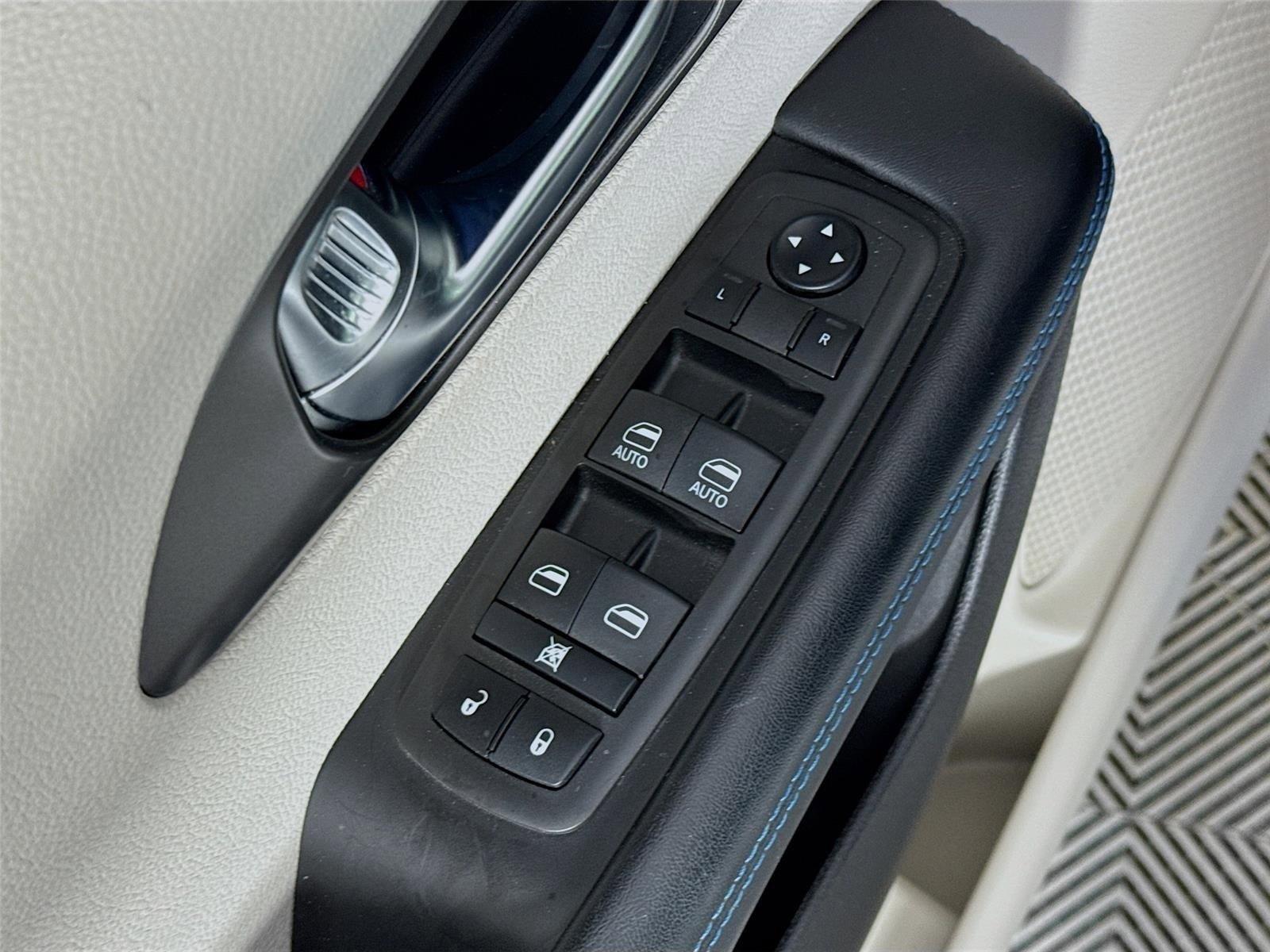 Used 2021 Chrysler Pacifica Touring FWD image 19