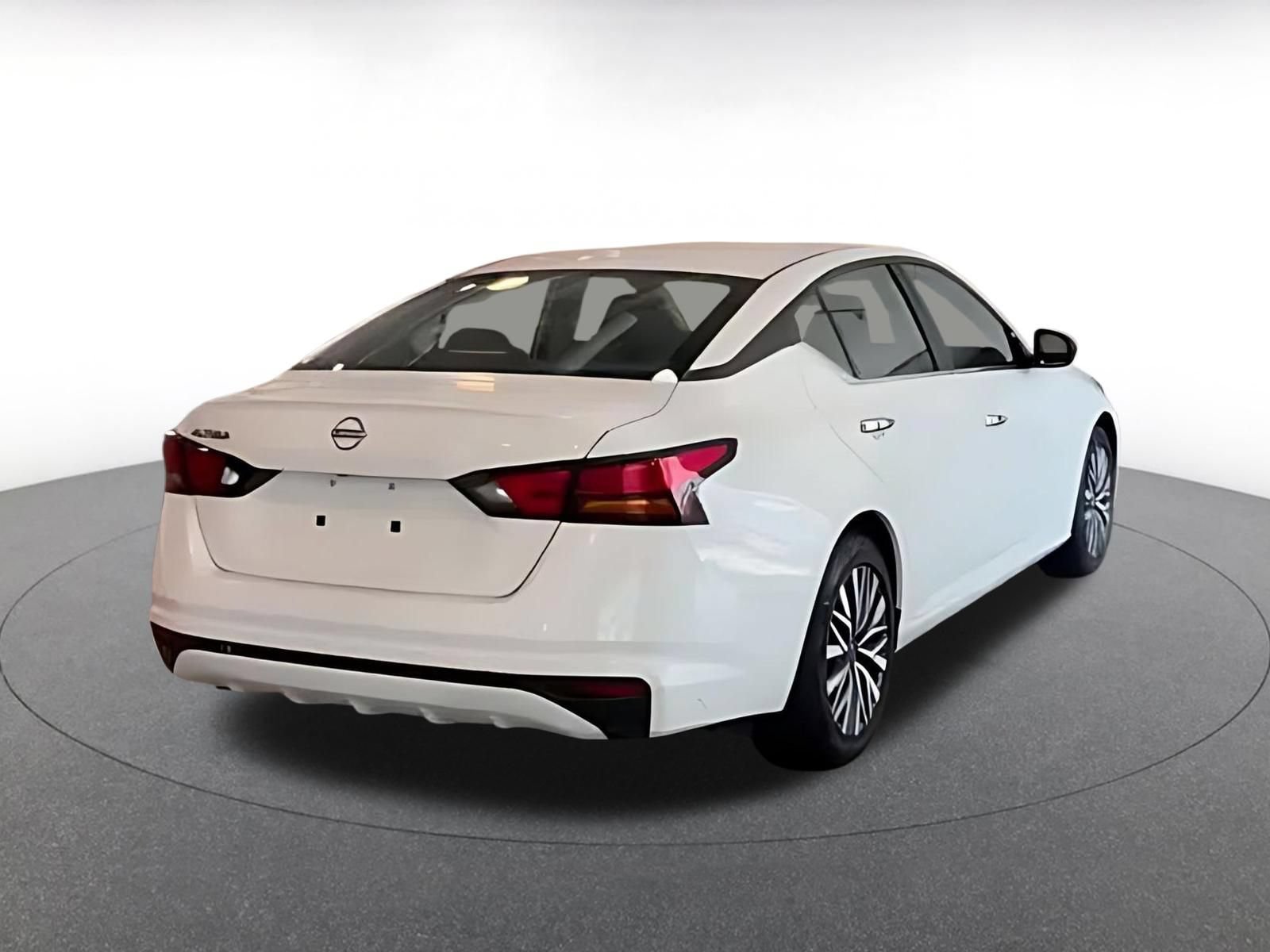Used 2025 Nissan Altima 2.5 SV FWD image 10