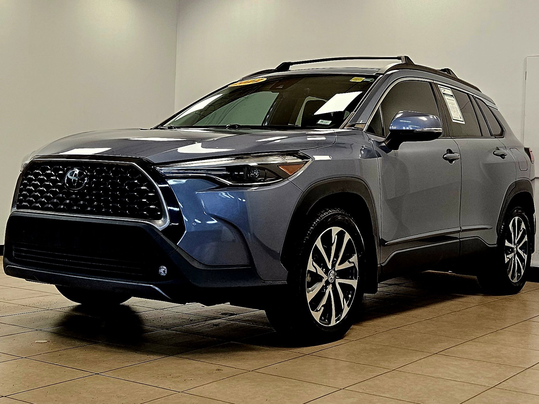 Used 2022 Toyota Corolla Cross XLE w/ Convenience Package image 2