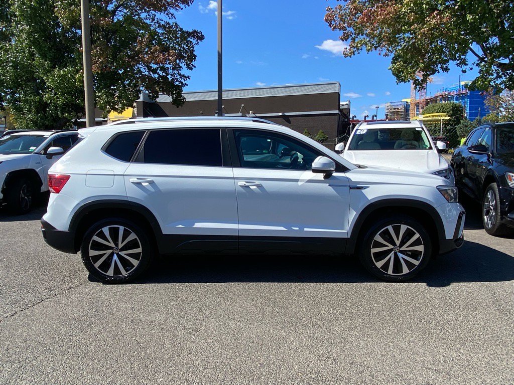 Used 2022 Volkswagen Taos SE image 2