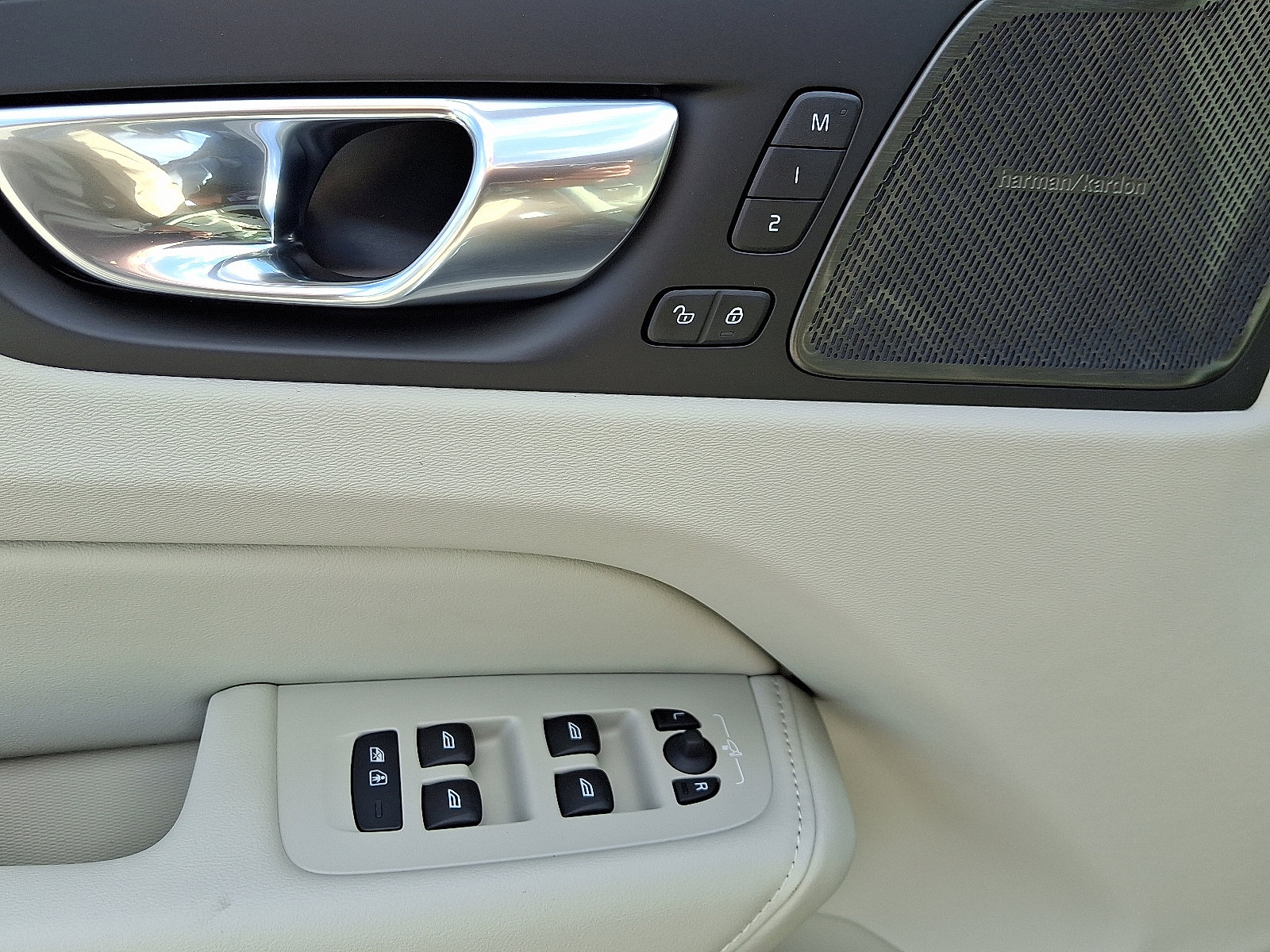 New 2026 Volvo XC60 B5 Ultra w/ Protection Package Premier image 7