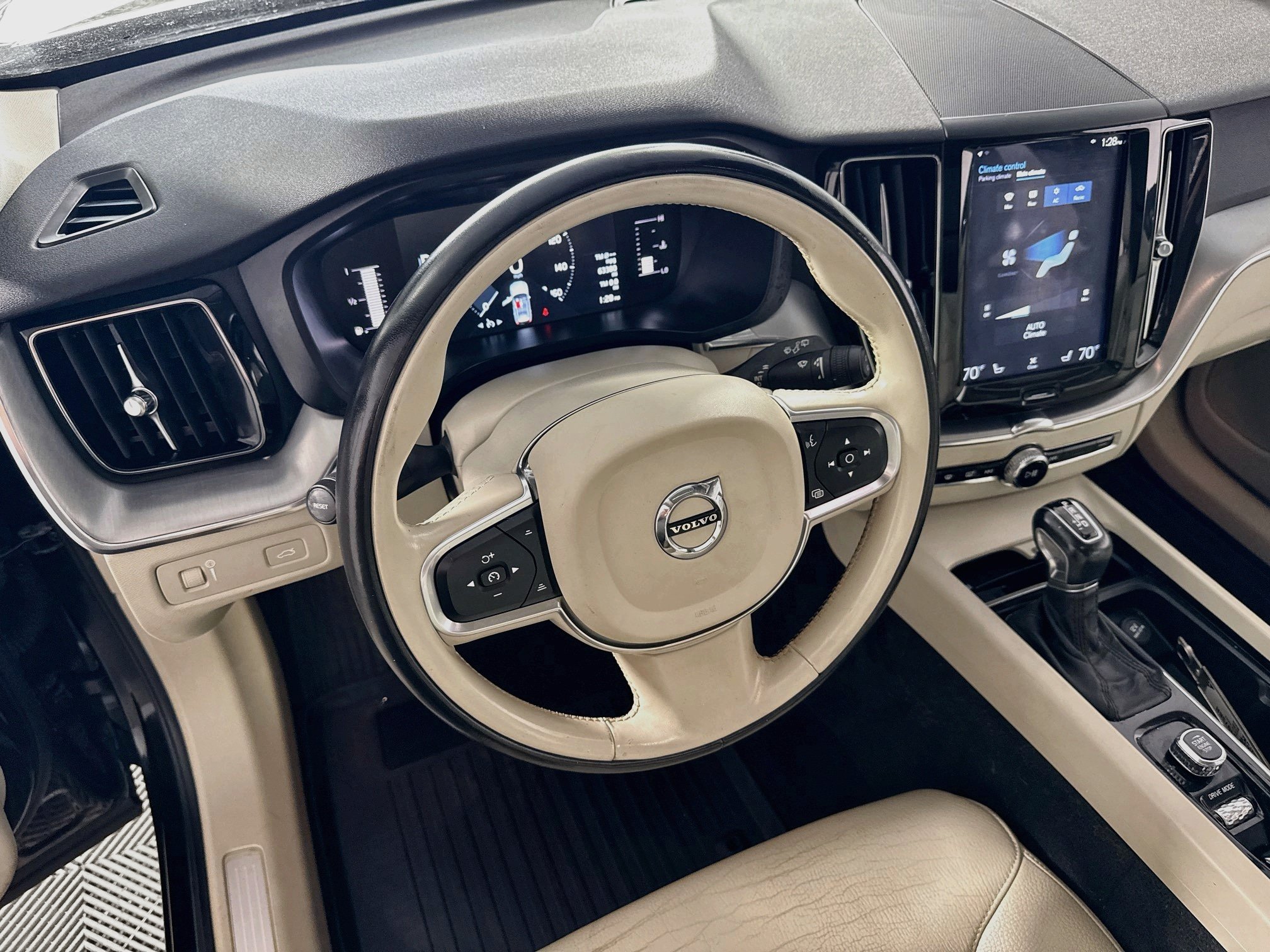 Used 2019 Volvo XC60 T5 Momentum w/ Premium Package AWD/4WD image 24