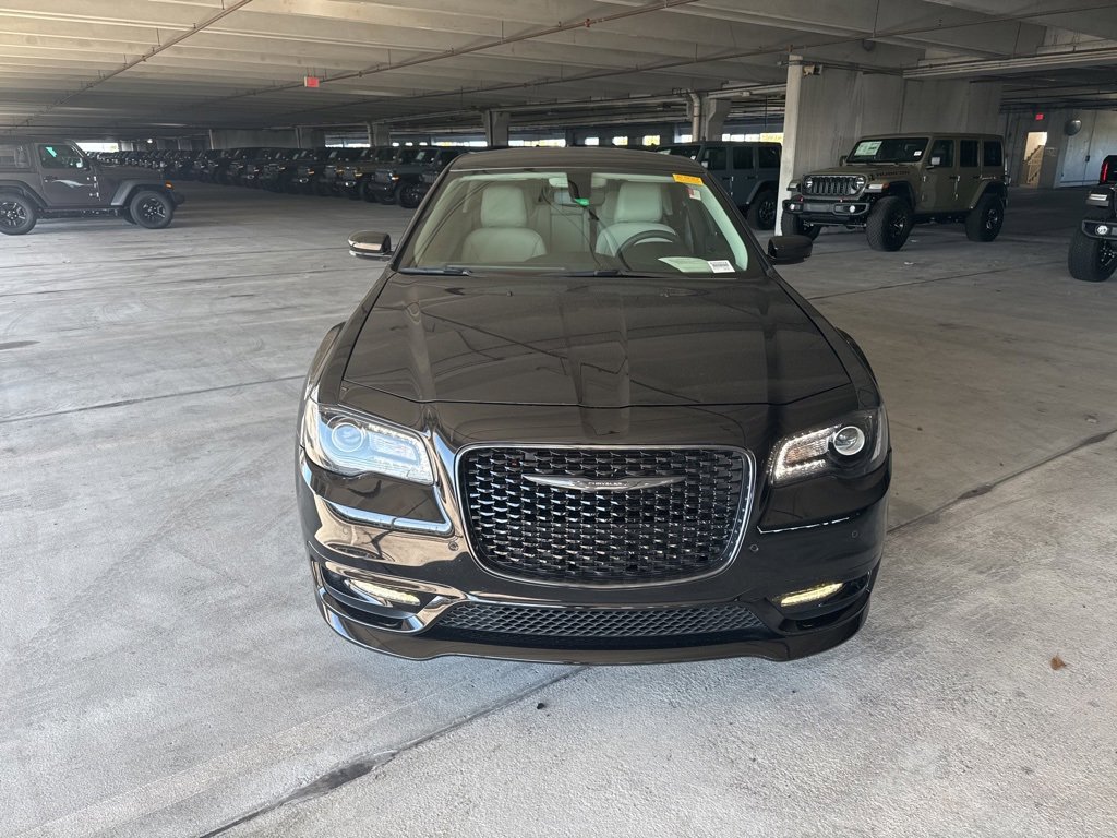 Used 2023 Chrysler 300 Touring L image 3