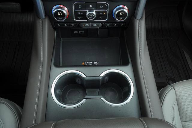 Used 2024 GMC Yukon SLT w/ SLT Premium Package image 24