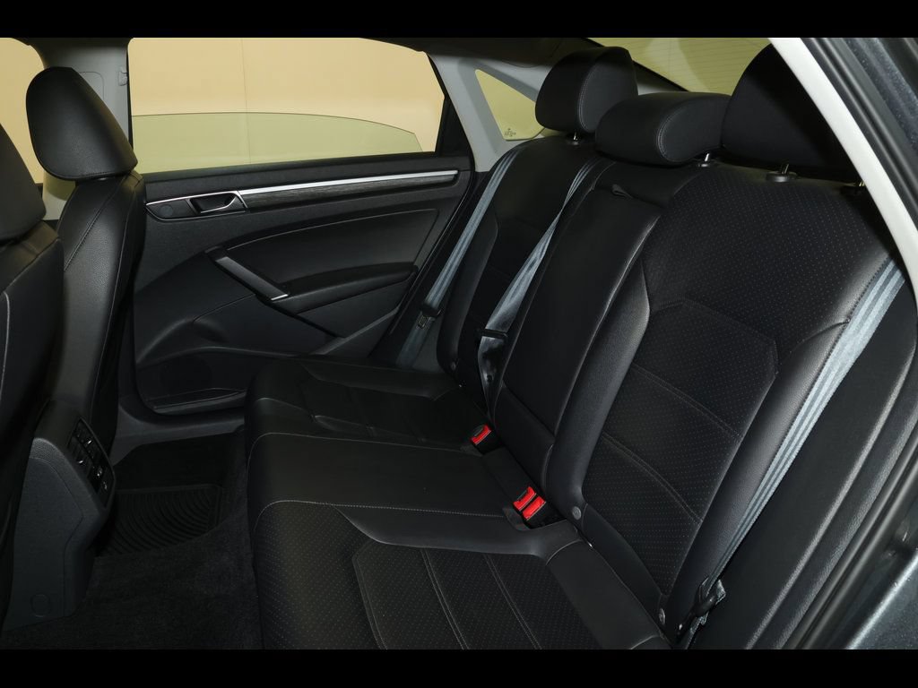Used 2018 Volkswagen Passat 2.0T SE FWD image 17