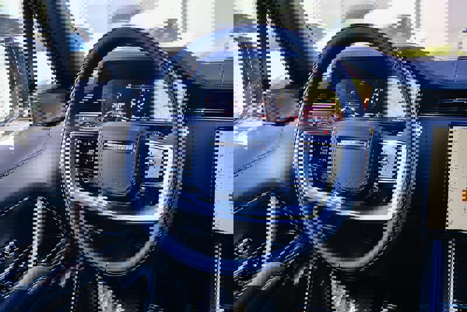 New 2026 Land Rover Range Rover Long Wheelbase SE image 15