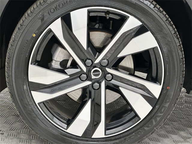 Certified 2024 Volvo XC40 B5 Plus w/ Protection Package Premier image 10