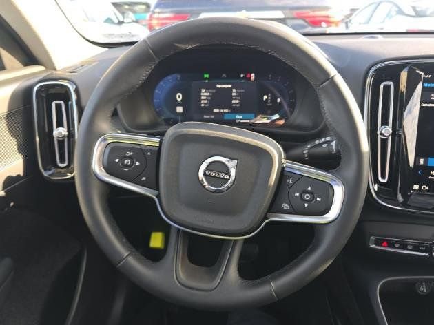 Certified 2025 Volvo XC40 B5 Plus AWD/4WD image 11