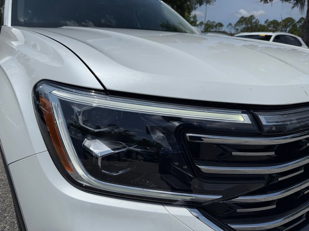 Used 2025 Volkswagen Atlas SEL AWD/4WD image 4
