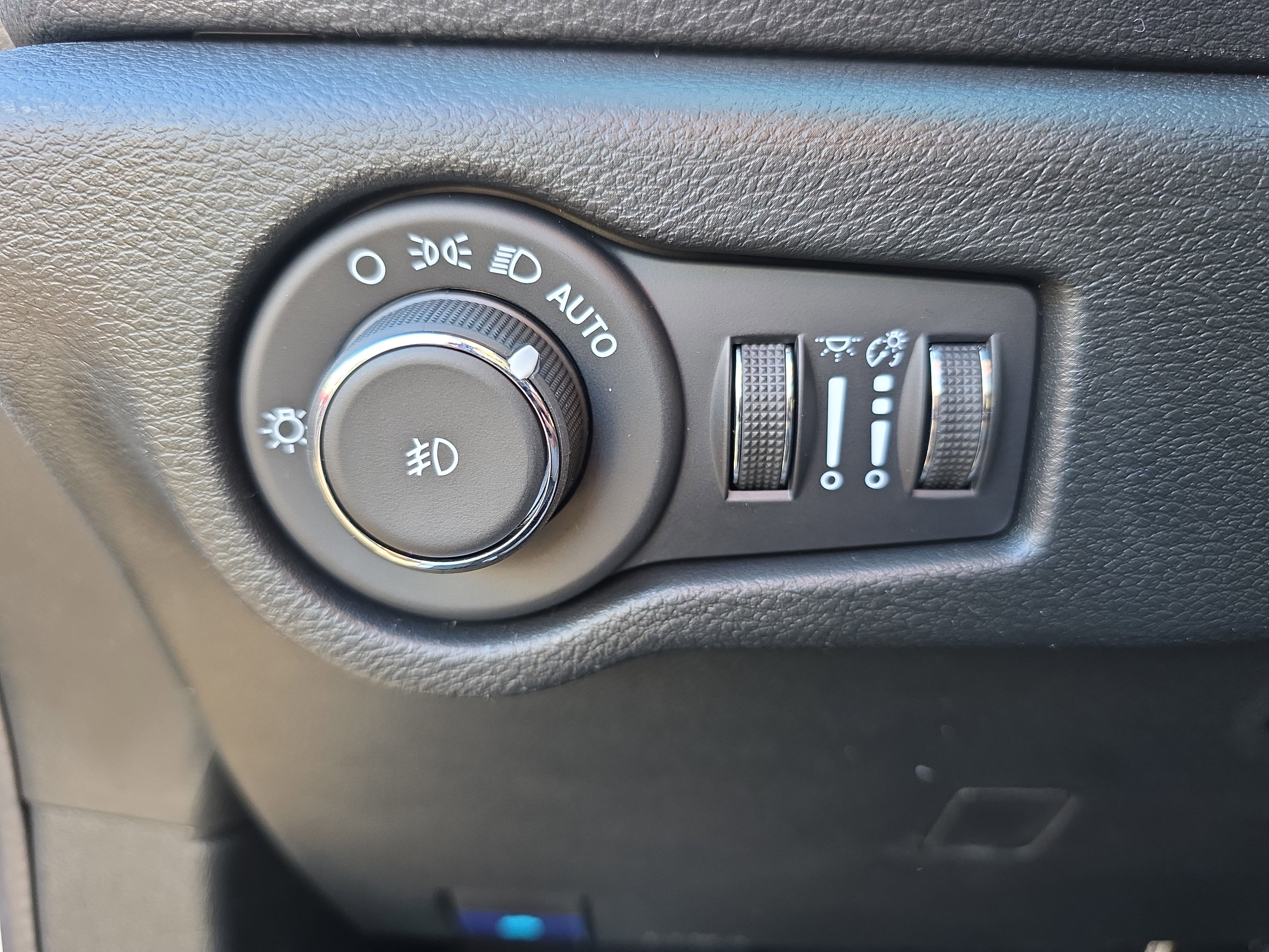 New 2026 Chrysler Pacifica Limited w/ Uconnect Theater Family Group image 10