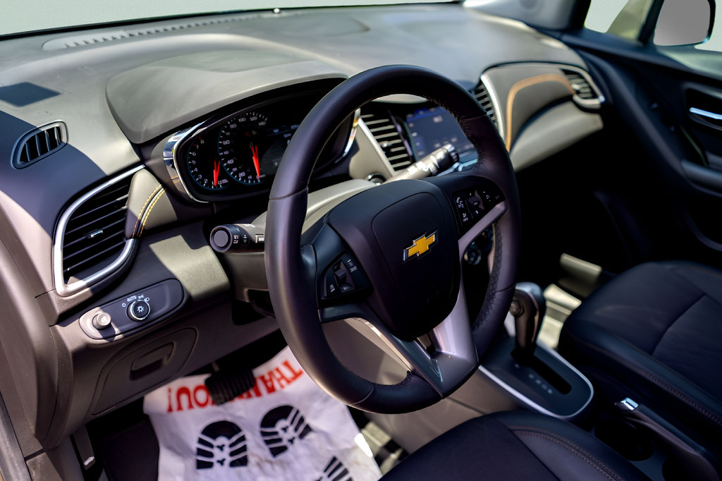 Used 2022 Chevrolet Trax LT w/ LT Convenience Package AWD/4WD image 9