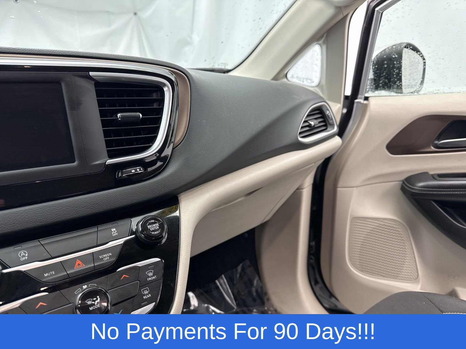 Used 2022 Chrysler Voyager LX image 19