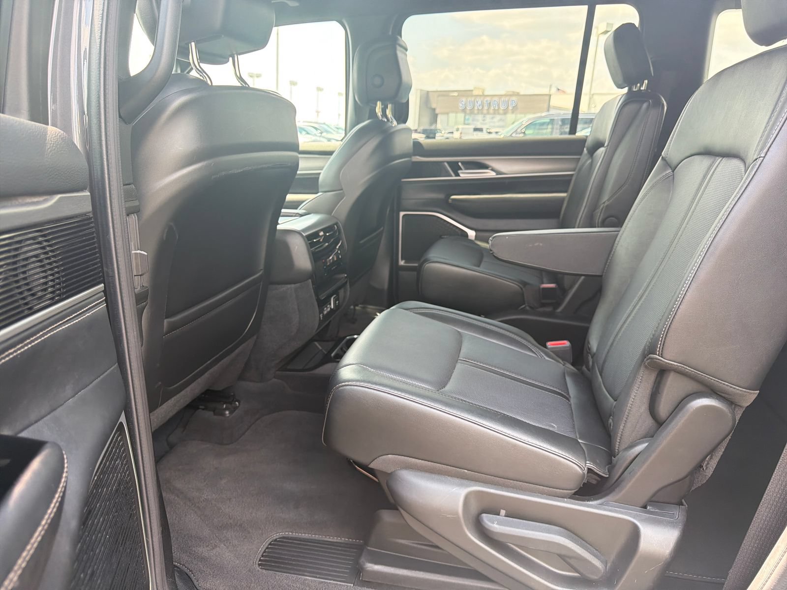 Used 2025 Jeep Wagoneer Series II RWD image 24