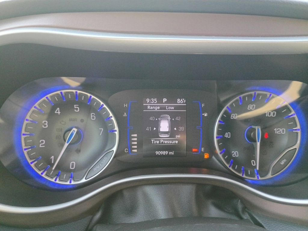 Used 2022 Chrysler Voyager LX FWD image 12