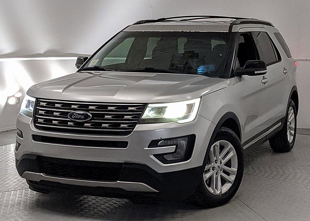 Used 2017 Ford Explorer XLT FWD image 6