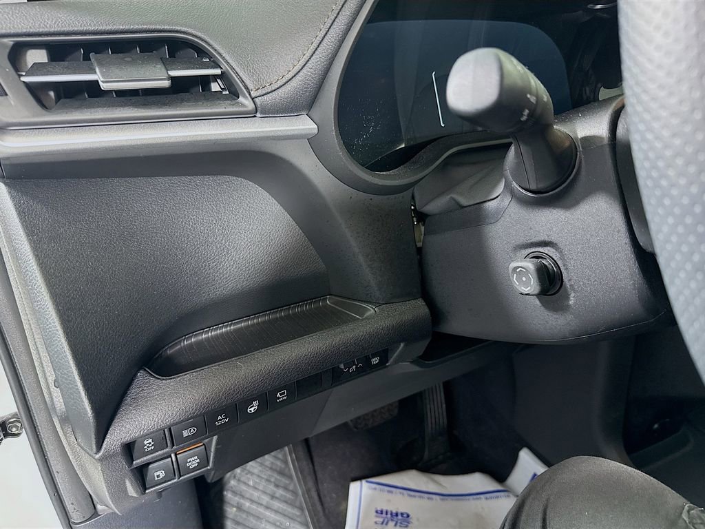 Used 2025 Toyota Sienna Platinum image 10