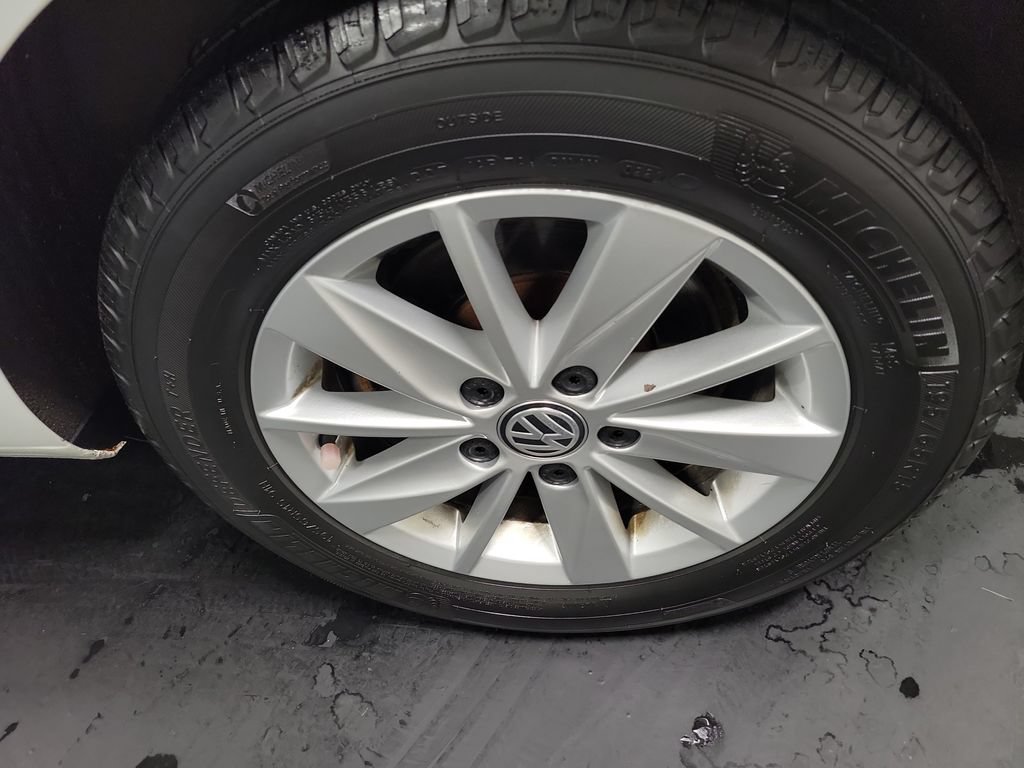 Used 2015 Volkswagen Golf S FWD image 11