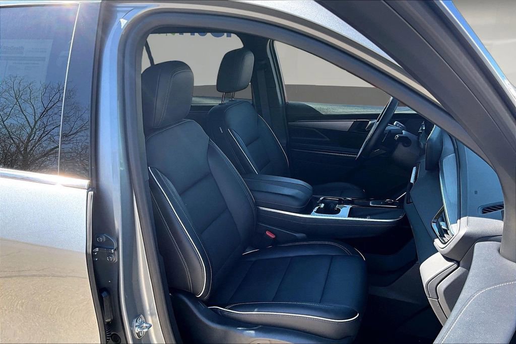 Used 2025 Buick Enclave Preferred AWD/4WD image 30